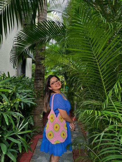 This customer photo captures the tropical vibe of our sunflower crochet bag perfectly. We love seeing our creations out in the world, bringing joy to your adventures.