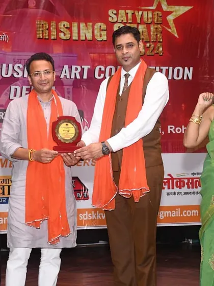 Honoring one of our esteemed guests during the 'Satyug Rising Stars' award ceremony. It is a privilege to have such experienced artists support our event.