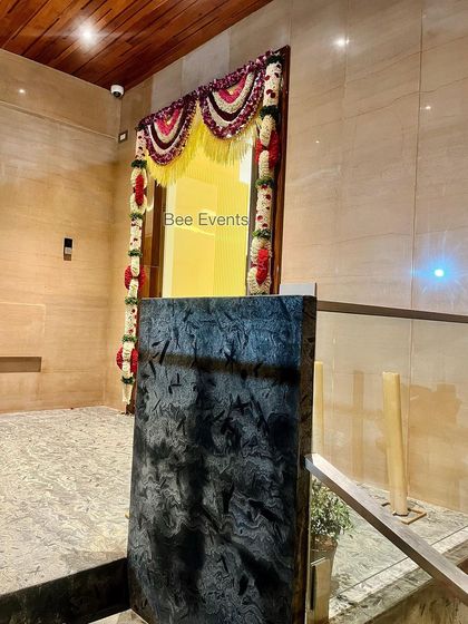 A simple yet elegant floral decoration for a doorway. The combination of jasmine, roses, and marigolds in a traditional pattern adds a touch of grace to the home's entrance.