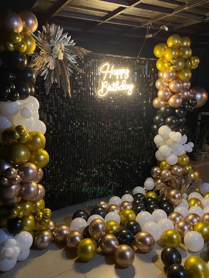 A final look at the stunning black and gold birthday decoration.
