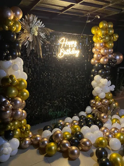 A final look at the stunning black and gold birthday decoration.