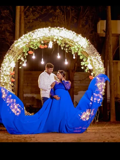 For a touch of magic, my royal blue maternity gown features LED lights woven into its long train. It creates a stunning, ethereal glow for night shoots, making your moment truly shine.