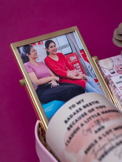 A detail shot showing how the personalized mug and a framed photo of the friends are combined to create a gift full of shared memories.