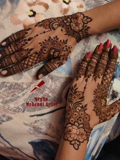 A beautiful example of guest mehendi, with two different yet complementary floral designs that are elegant and not overly heavy.