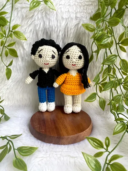 A sweet mini couple replica doll set, perfect for an anniversary or just because. Even in a smaller size, I focus on getting the details of their outfits and hair just right to make it a truly personal gift.