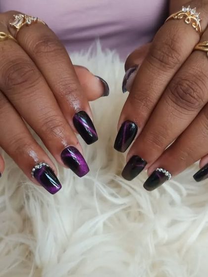 A full view of the purple cat-eye nail set, a popular choice for a dark and mysterious look.