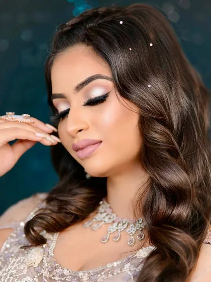 A close-up on the dramatic winged eyeliner and flawless makeup, proving that you can be bold and glamorous even with acne-prone skin.