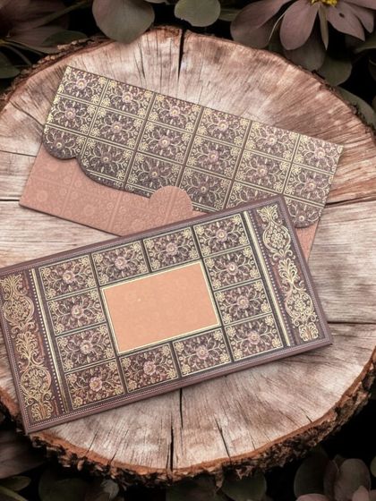 This intricate, traditional-patterned money envelope is a timeless choice for weddings and other special occasions.