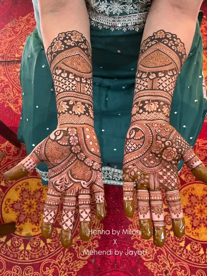 Another beautiful design for the family of the groom. This one features classic peacock and floral motifs.