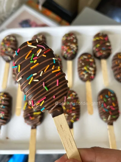 It looks like a popsicle, but it's actually cake! My chocolate cakesicles are a super fun treat, especially for parties. They have a rich cake filling and a crunchy chocolate shell with sprinkles.