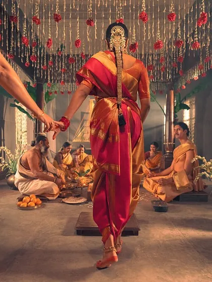 This image is from the 'Little Rituals' campaign for Kanakavalli, tracing the journey of a bridal Kanjivaram. We focused on the authentic details of a South Indian wedding ceremony, styling the bride in a traditional madisar drape to honor the cultural significance of the saree.