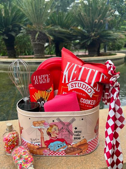 A fun, retro-themed baking hamper for Rakhi. The vintage-style tin is filled with baking-related goodies and snacks.