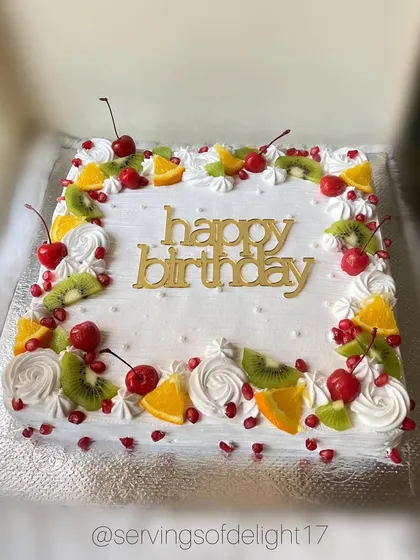A classic fresh fruit cake, loaded with cherries, kiwi, and pomegranate seeds. It's a light, refreshing, and always popular choice.