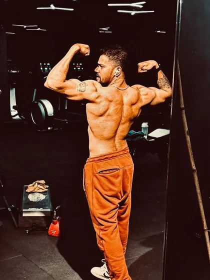 As your coach, I lead by example. This is the result of years of discipline, consistency, and smart strength training, which are the core principles I bring to my online personal training programs.