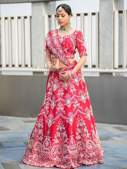A complete bridal look featuring a heavy, gold-plated Kundan necklace, haath phool, and maang tikka, all available for rent.