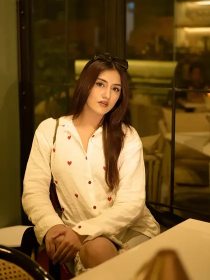 A simple, sweet portrait in my casual cafe look.