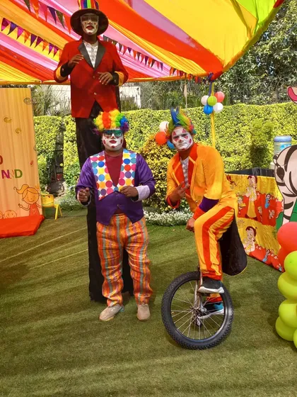 A great theme comes to life with the right entertainment. Along with carnival decor, we also provide professional artists, including stilt walkers and clowns on unicycles, to engage guests and complete the funfair experience.