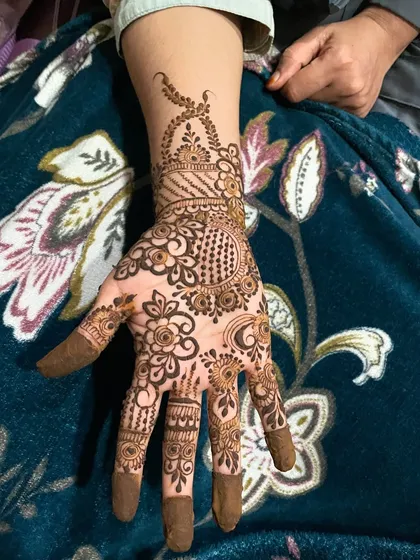 A classic sider mehndi design, with beautiful details that are perfect for a wedding guest.