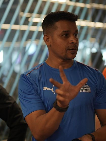 Bhailog, let's understand Fleming's right-hand rule. Using humor and simple analogies to explain complex concepts during a team talk.