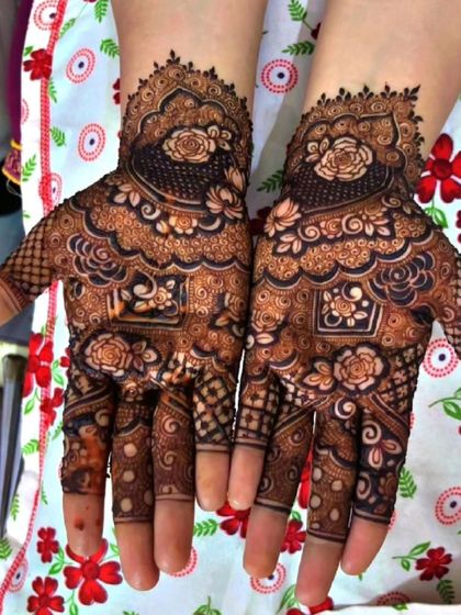 A lovely bridesmaid mehendi with shaded roses and delicate net patterns on the back of the hands.