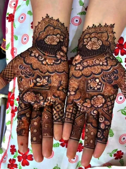 A gorgeous bridesmaid mehendi with bold roses and delicate net patterns. It’s a perfect balance of modern and traditional styles.