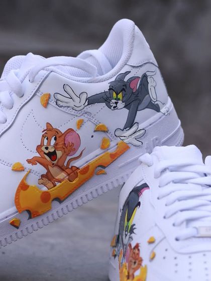 Another angle of the Tom & Jerry custom, showing the dynamic chase scene across the shoe.