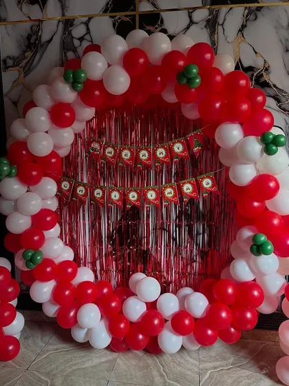 A Christmas-themed balloon ring in red and white, with a 'Merry Christmas' banner. This is a great option for office parties or home celebrations.