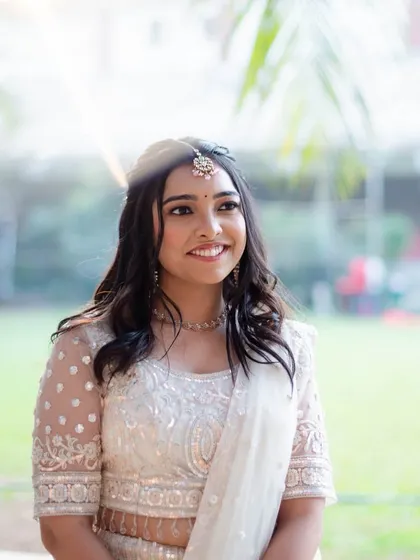 The sunlight catching her highlight perfectly. This soft glam sangeet look is all about creating a natural, lit-from-within glow.