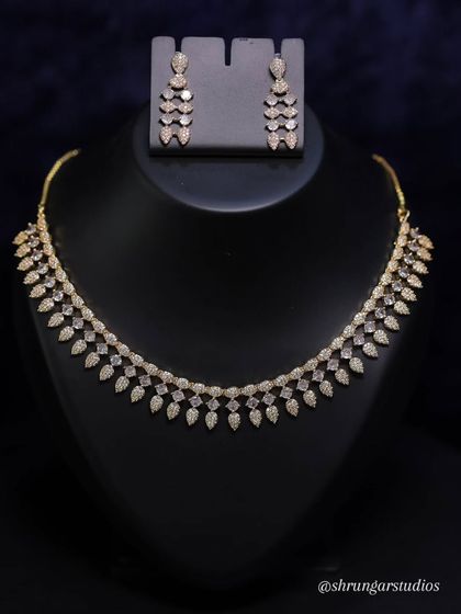 A simple yet elegant gold-plated AD necklace set. This versatile piece can be dressed up or down for any occasion.
