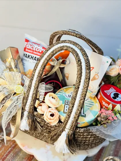 Another view of our goodie basket, showcasing the elegant lace and ribbon bow that adds a touch of sophistication. It’s a practical and beautiful gift that makes guests feel truly special.