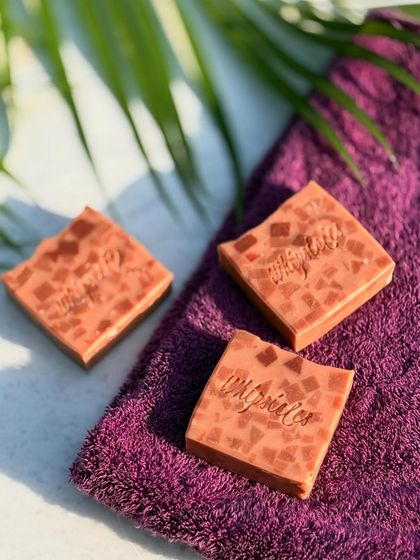 This zesty bar is a refreshing blend of Sweet Orange, Ylang Ylang, and Patchouli, infused with French pink and Rhassoul red clays.