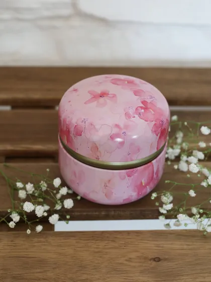 This scented candle is housed in a tin with a delicate pink cherry blossom design. It’s a soft and romantic piece, perfect for creating a peaceful and serene atmosphere.