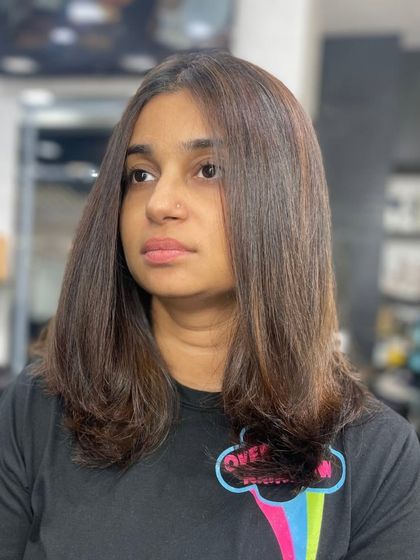 A simple and elegant shoulder-length haircut with soft layers and a straight finish.