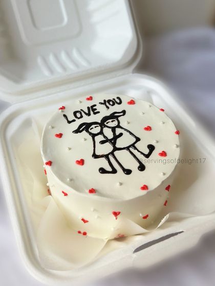A simple stick-figure drawing on this bento cake perfectly captures the joy of friendship. It’s a fun and modern way to say "I love you" to your bestie.