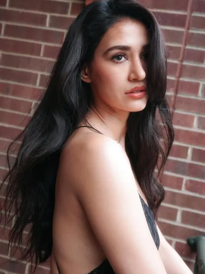 A classic, beautiful look for the stunning Disha Patani during New York Fashion Week. I focused on creating healthy, glossy waves to complement her style for the Calvin Klein event.