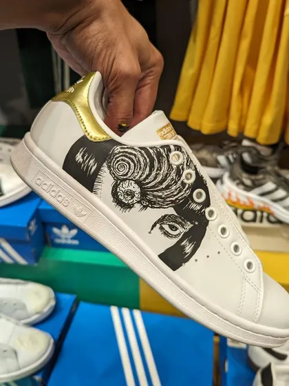 Another live custom from an Adidas event, this time featuring a design inspired by the horror manga artist Junji Ito. The spiral is one of his most iconic, unsettling images.