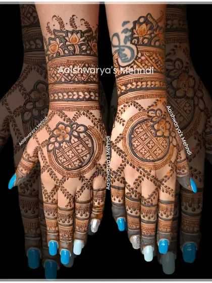 A beautiful back-hand design with a criss-cross net pattern, known as a jaali. This is a popular choice for brides and engagement ceremonies.