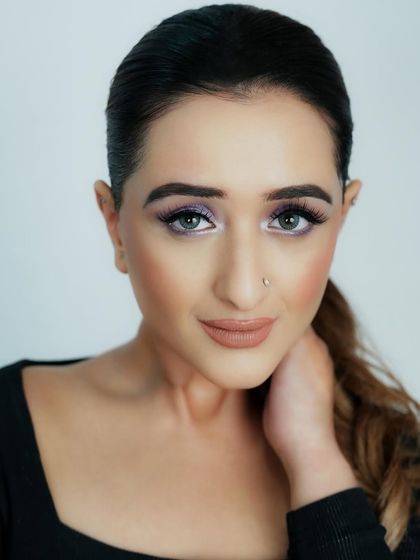 A beautiful look featuring a shimmery lilac eyeshadow and a sleek ponytail. Our courses cover how to work with color and create harmonious looks.