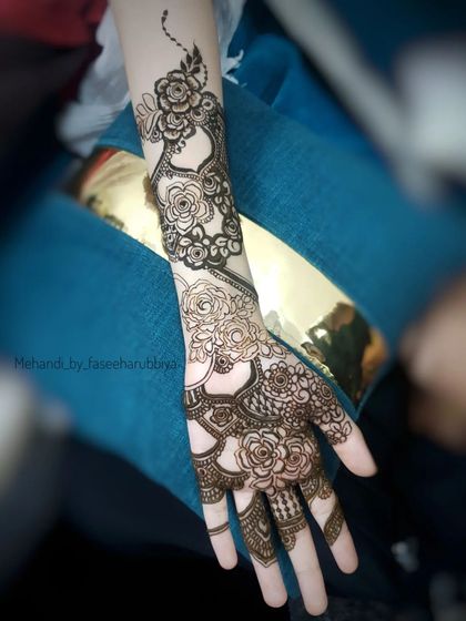 A unique floral henna pattern with a winding, vine-like structure.