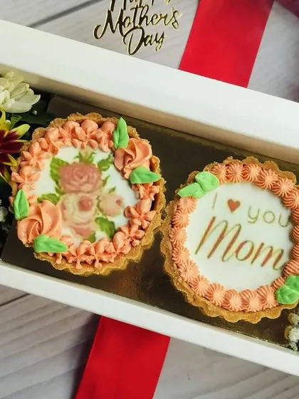 This Chocolate Mini Tart Hamper Box was a special creation for Mother's Day. It includes two custom-decorated chocolate tarts alongside fresh flowers for a beautiful and delicious gift.