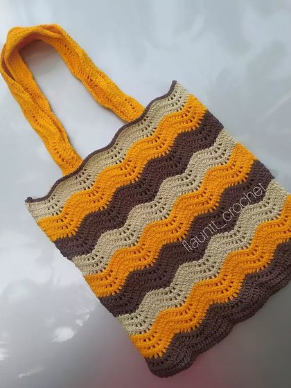 This is my Gelato tote bag, featuring a beautiful ripple stitch that creates a gentle wave pattern. I used an earthy color palette of yellow, brown, and beige for this piece.