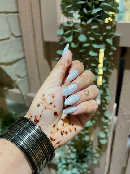A beautiful sparkling light blue polish that looks stunning against our client's henna. We love helping you find the perfect color for any occasion.