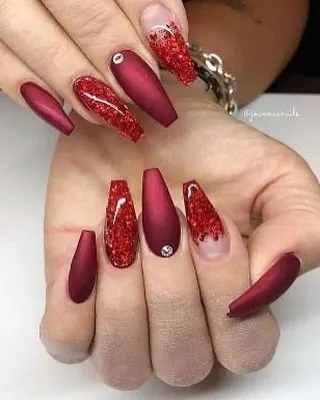 A bold choice for a modern bride. This set features matte and glittery red coffin nails with a single rhinestone accent for a touch of sparkle.