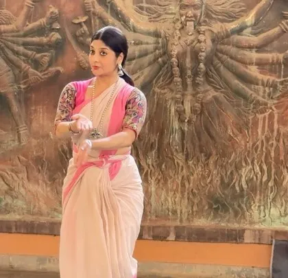 Demonstrating a posture from the Natyashastra during a workshop. Learning these ancient movements requires dedicated time and effort, and our workshops provide an immersive introduction.