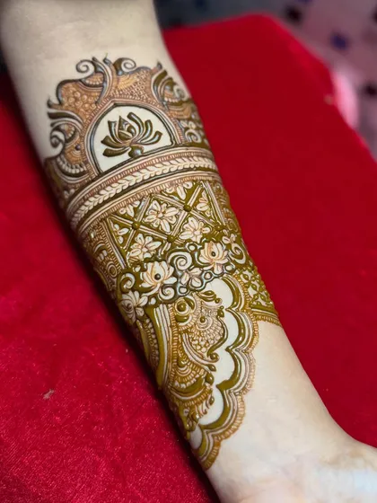 The arm band is now filled with a beautiful floral grid and flowing paisley patterns, adding depth and intricacy.