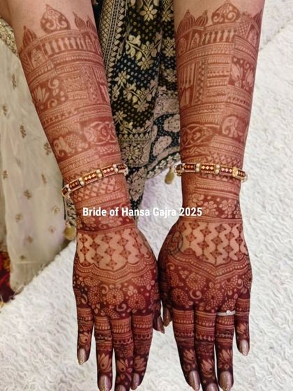 The stain speaks for itself. This photo shows the beautifully developed color of a traditional design featuring palace architecture and peacock motifs, a sign of a happy bride and quality henna.