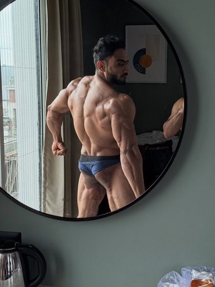 Another back pose in the mirror. The lighting helps to see the separation.