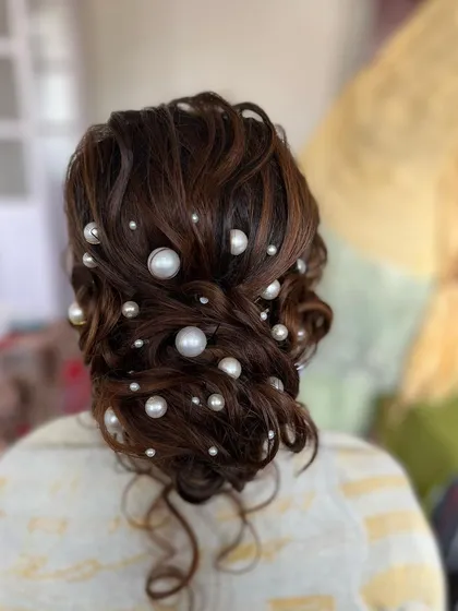 A final look at the pearly messy bun, a true statement hairstyle that is both modern and incredibly elegant.