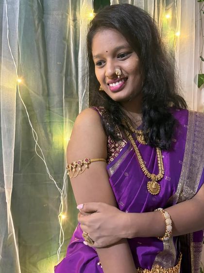 This look shows a complete Maharashtrian jewellery set, including the nath, bajuband (armlet), and layered necklaces, all available for you to rent.