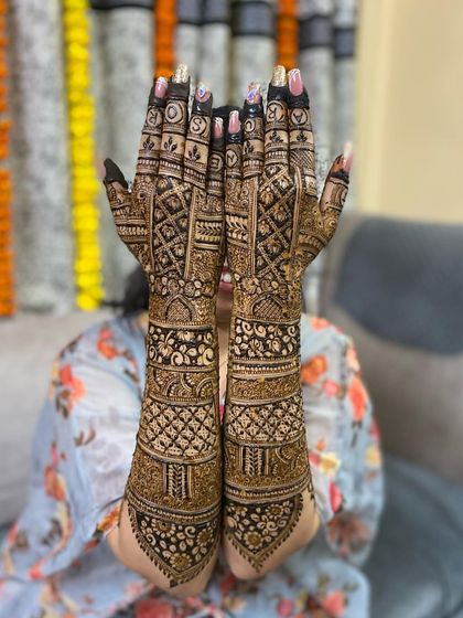 A full view of the personalized bridal mehendi, with the name hidden in plain sight. It’s these little details that make your wedding henna so meaningful.